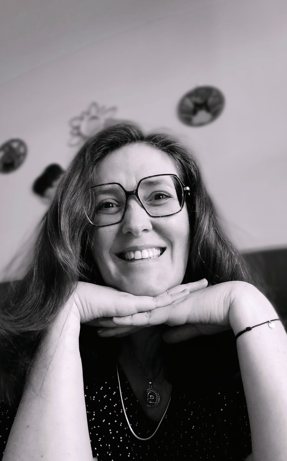 Virginie Mestay debout près d'une fenêtre dans son cabinet à Villeurbanne
